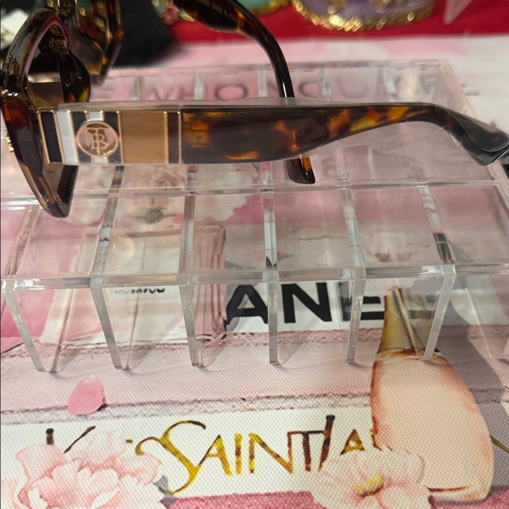 Sunglasses With Tortoise Shell Frame - image 2